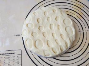 将面片拉伸铺满面包体，边缘密合