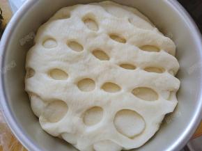 二发的时候可以放入烤箱，烤箱内放入一杯温水增加湿度