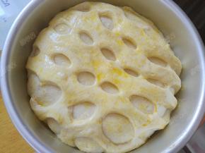 发酵完成后在网纹上刷少许蛋液