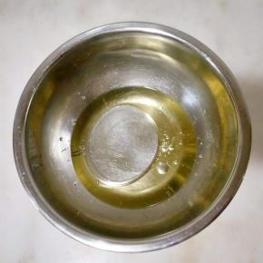 清水和玉米油混合。