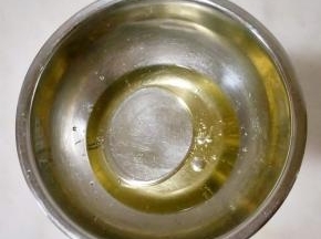 清水和玉米油混合。