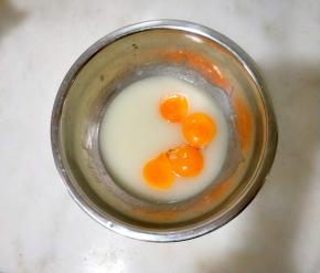 乳化好后加入蛋黄。
