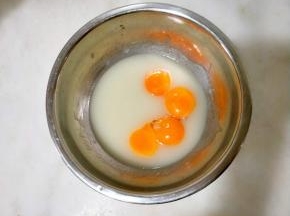 乳化好后加入蛋黄。