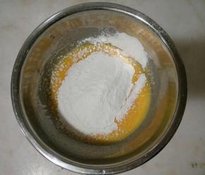 低粉过筛加入蛋黄液。