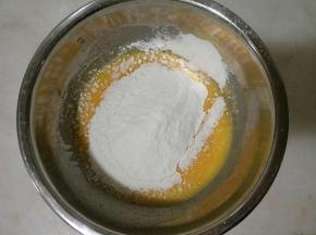 低粉过筛加入蛋黄液。