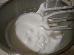 蛋清分三次加细砂糖打至干性发泡。