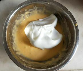 打好的蛋白霜分三次加入蛋黄糊。