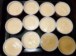 将面糊装入纸杯，8分满。