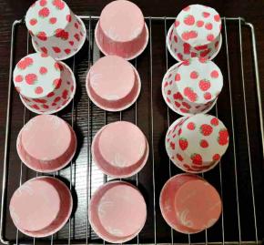 预热烤箱150度，烤箱中层烤30分钟。出炉倒扣。