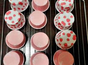 预热烤箱150度，烤箱中层烤30分钟。出炉倒扣。
