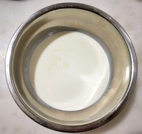 淡奶油加细砂糖打发。