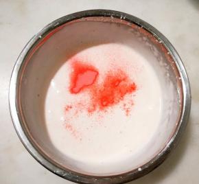 打至六分发时加草莓粉继续打发。