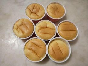 放凉后的纸杯蛋糕。