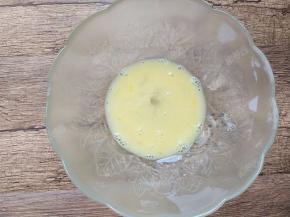 将一个鸡蛋在碗中打散