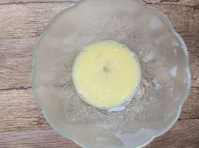 将一个鸡蛋在碗中打散