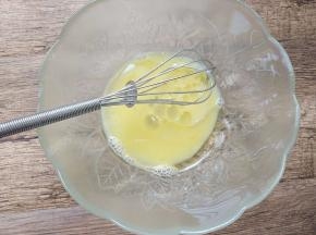 加入玉米油搅打