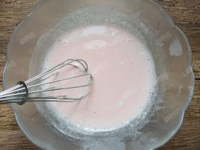 搅拌均匀，很漂亮的粉红色