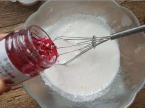 把果酱倒入碗中