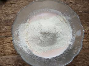 低筋面粉和泡打粉混合过筛，倒入湿性材料中