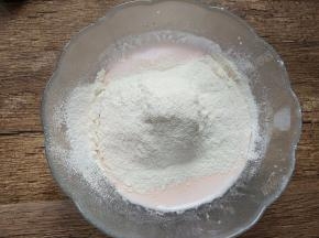 低筋面粉和泡打粉混合过筛，倒入湿性材料中