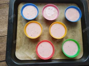 把搅拌好的面糊倒入模具中，7-8分满即可