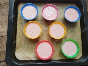 把搅拌好的面糊倒入模具中，7-8分满即可