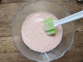 用橡皮刮刀翻拌均匀