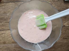 用橡皮刮刀翻拌均匀