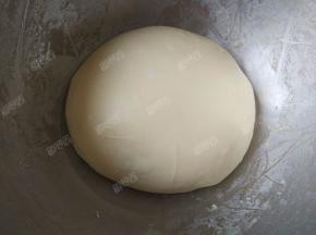 把所有的原料（除黄油和果酱外）揉成面团，揉出厚膜以后加入黄油，继续揉面至能拉出薄膜的状态，进行基础发酵