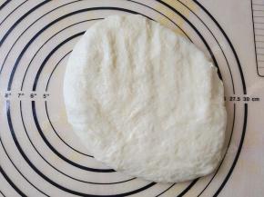 将面团取出排气