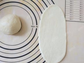 取一份面团擀成椭圆形