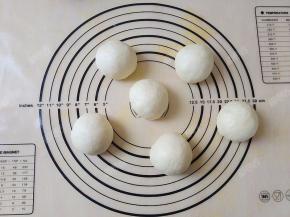 均分成六份，揉圆松驰15分钟