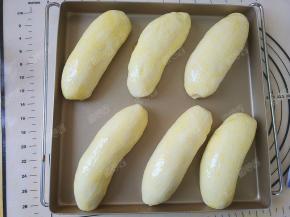 在面包表面刷一层蛋液