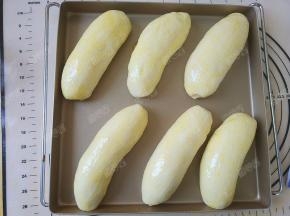 在面包表面刷一层蛋液