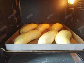 烤箱预热180度，中下层上下火烤20分钟