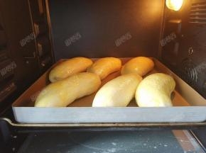 烤箱预热180度，中下层上下火烤20分钟