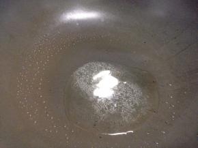 锅里倒入适量的油，把大蒜炒香