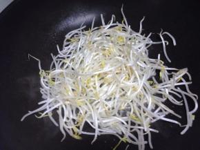 加入清洗好的绿豆芽翻炒