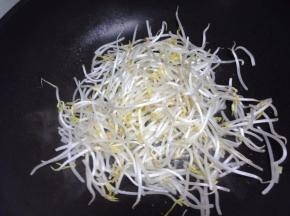 加入清洗好的绿豆芽翻炒