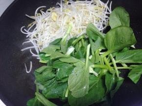 然后在加入小白菜