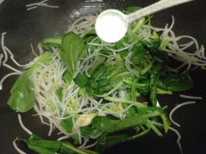 翻炒至微软加入适量的盐