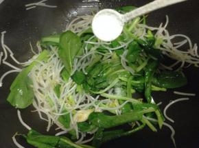 翻炒至微软加入适量的盐