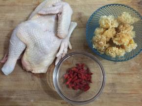 准备好所需要的材料，洗净备用