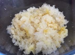 把泡发好的银耳洗净去蒂