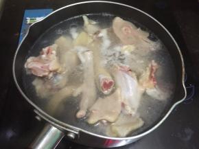 冷水下锅煮至肉变白，浮沫多的时候就可以了