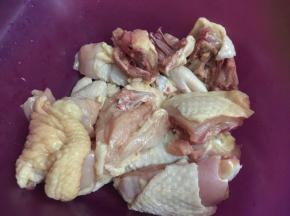 把鸡肉斩块