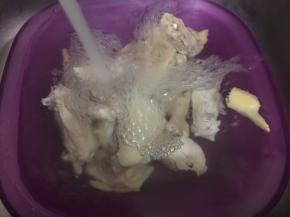 用冷水冲洗干净