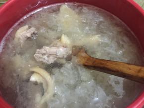 这时可把冲洗好的鸡肉码入继续煲多20分钟左右