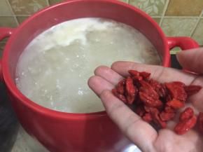 出锅前10分钟左右加入枸杞子
煲好调味即可