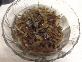 干豆角提前用温水泡几小时，捞出沥干水待用